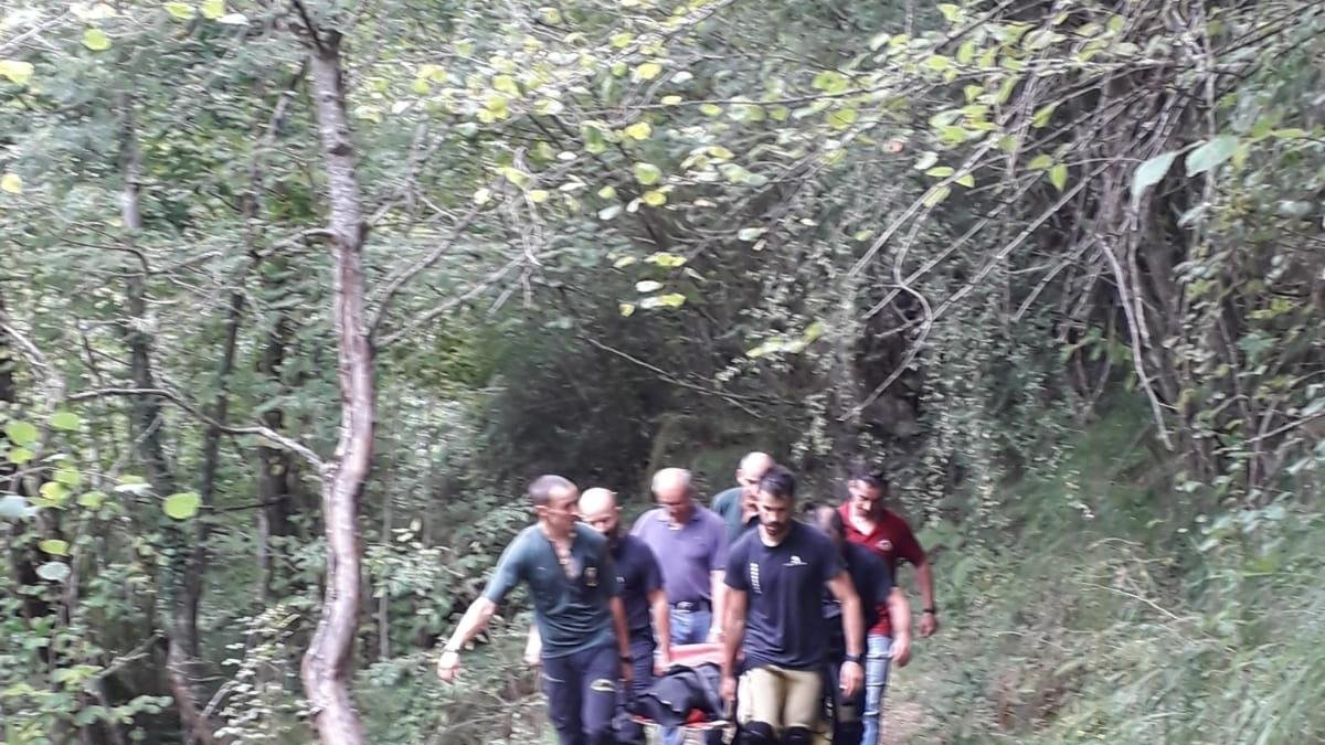 Imagen del rescate de uno de los fallecidos.