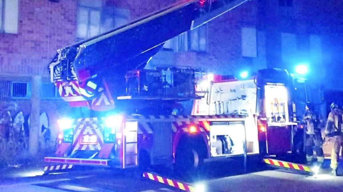 Los bomberos sofocaron el incendio en la antigua residencia Peña Amaya.