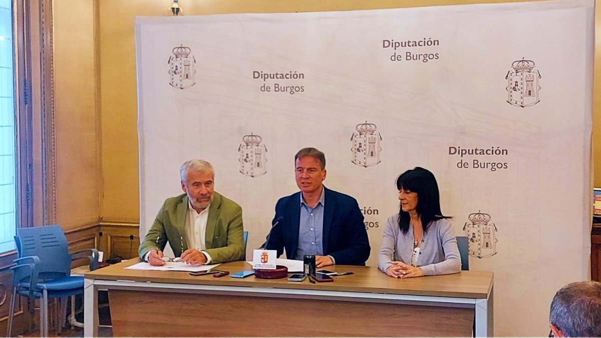 Jorge Simón, Borja Suárez e Inma Sierra, tras la firma del convenio.