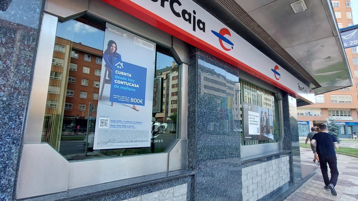 Una oficina de Ibercaja en la capital burgalesa.