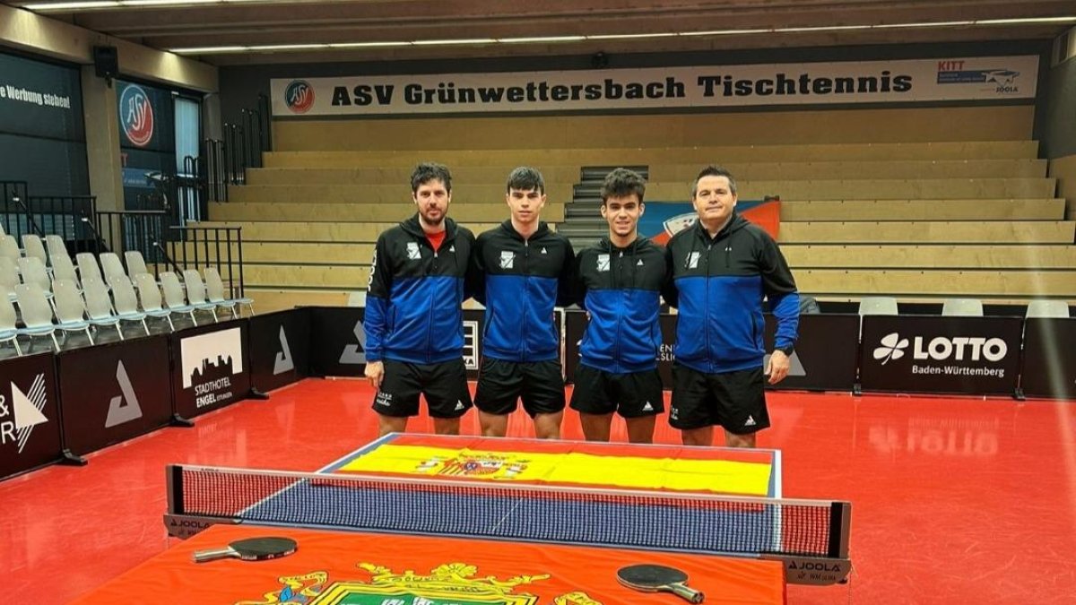 Equipo del UBU TPF en Alemania junto a su entrenador.