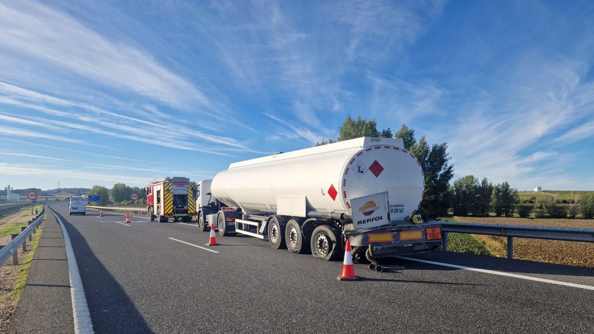 En la colisión se ha visto implicado un camión que transportada gasoil