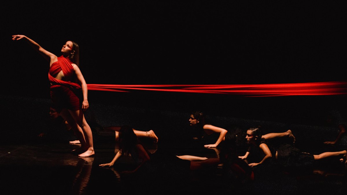 Alumnos de 5º de Contemporáneo en la representación de 'Gallo Rojo' coreografía de Edurne Sanz.