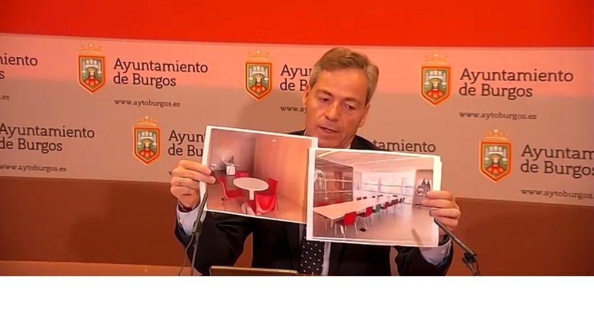 César Barriada muestra las diferencias entre el despacho que ocupa y la sala que tuvo el vicealcalde, Vicente Marañón.