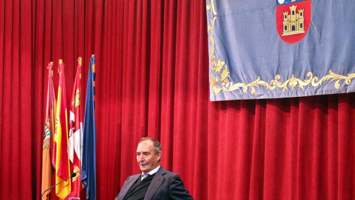 Laborda en la presentación d la cátedra que dirige.