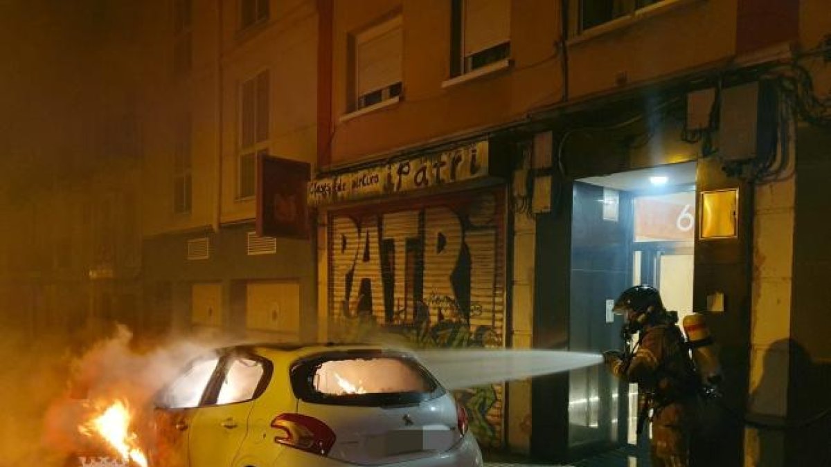 Intervención de los Bomberos de Burgos en el incendio de un vehículo en la calle Emperador.