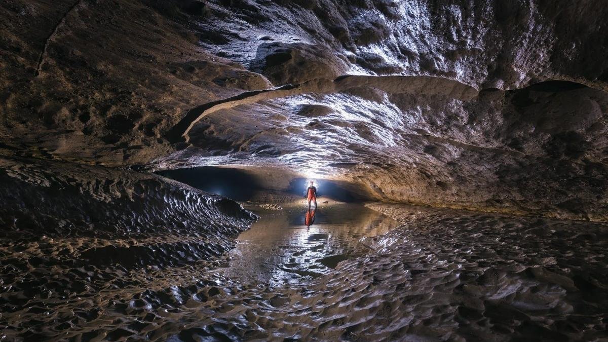 Prospección en el interior de Cueva del Agua localizada en Quicoces de Yuso.