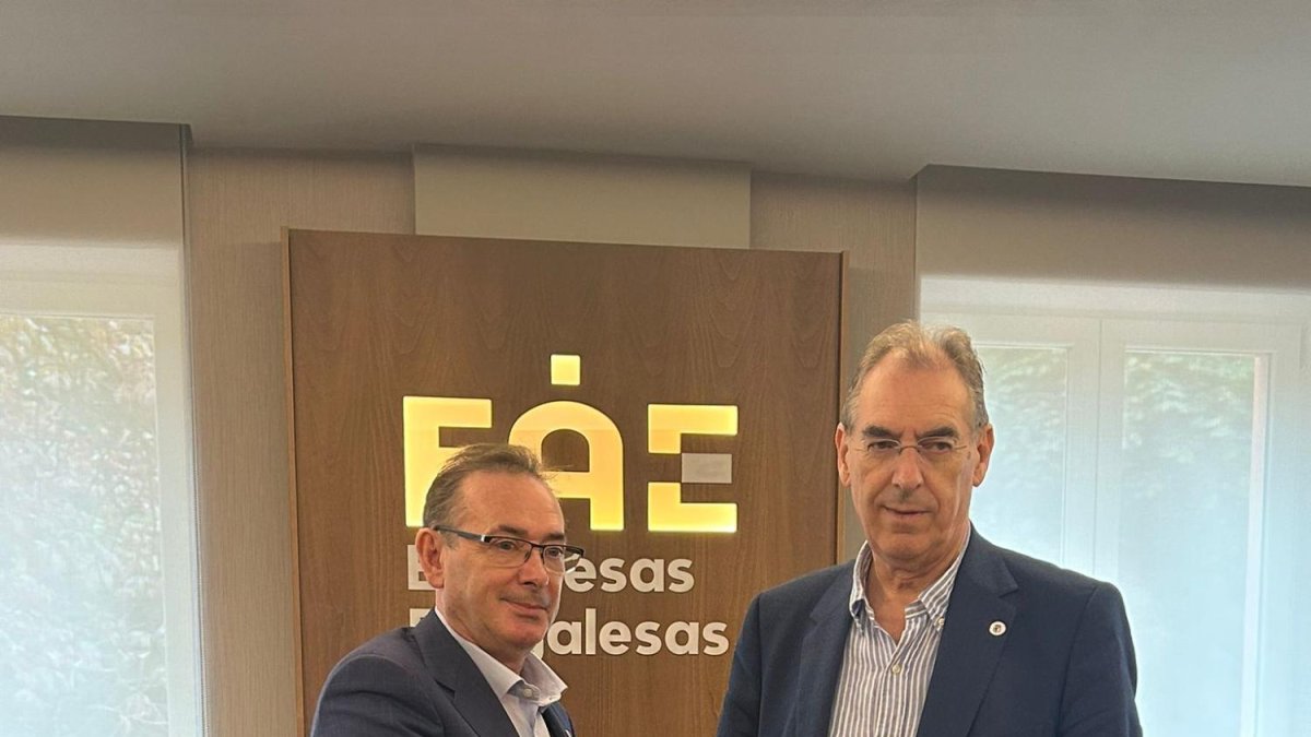 José Solas y Miguel Ángel Benavente sellan el acuerdo.