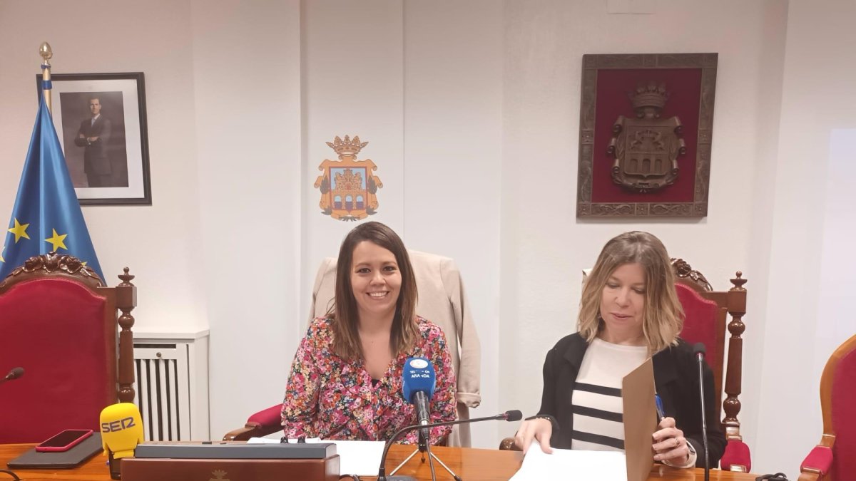 María de las Viñas Ortuño junto a la concejala de Urbanismo, Ana María Hervás