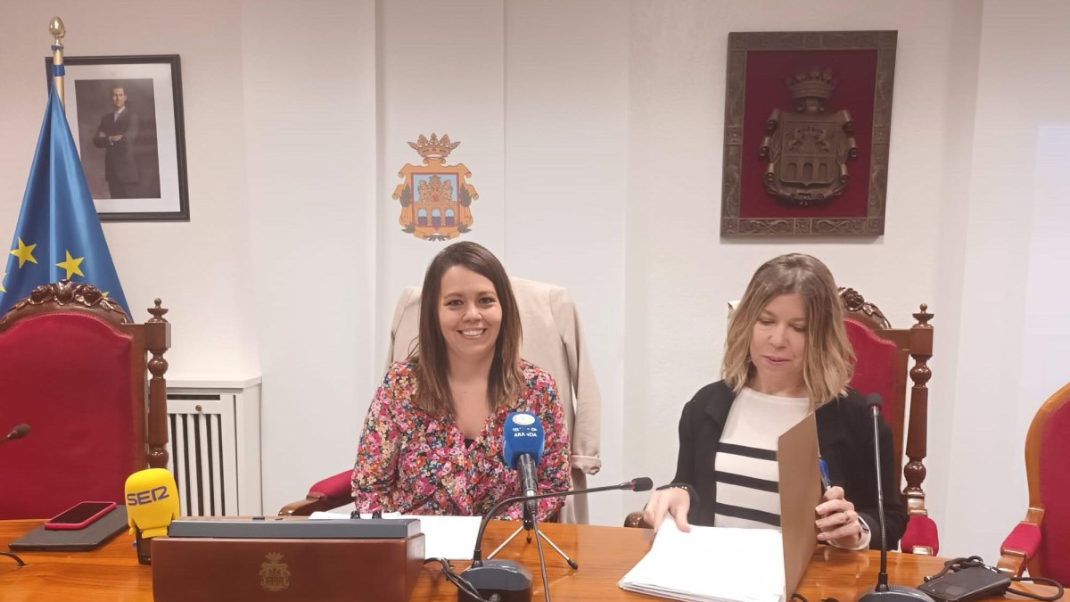 María de las Viñas Ortuño junto a la concejala de Urbanismo, Ana María Hervás