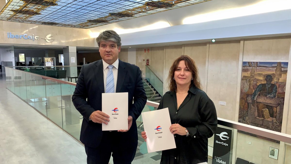 Juan Calvo y Loreto Zamarro firmaron el acuerdo.