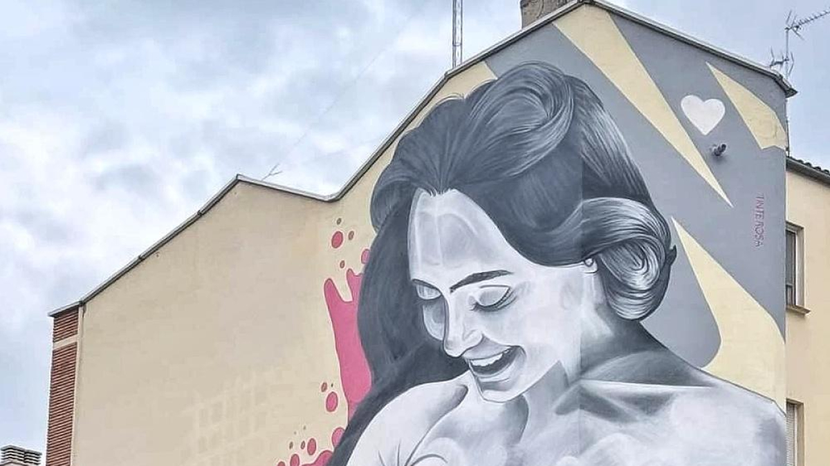 Vista parcial del mural creado por el artista Esteban Espinosa (Tinte Rosa) a petición de asociación Amamanto.