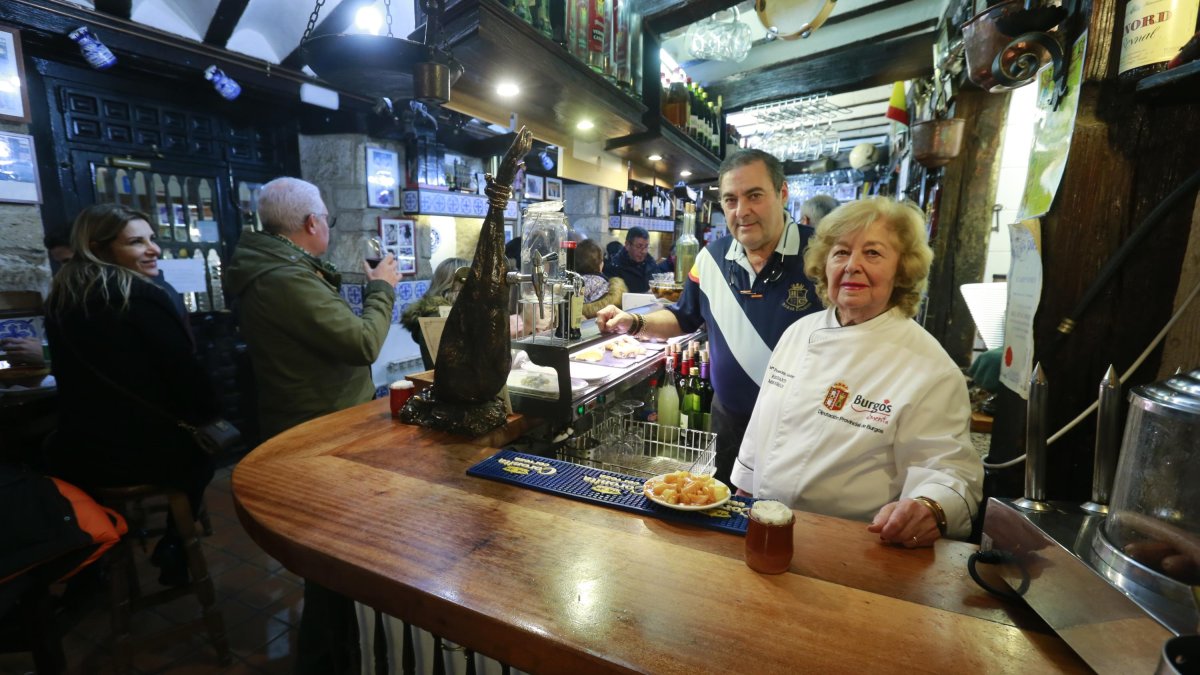 Imagen de archivo de Presentación Salazar y Fernando González, de Mesón Burgos, en el sesenta aniversario del local.