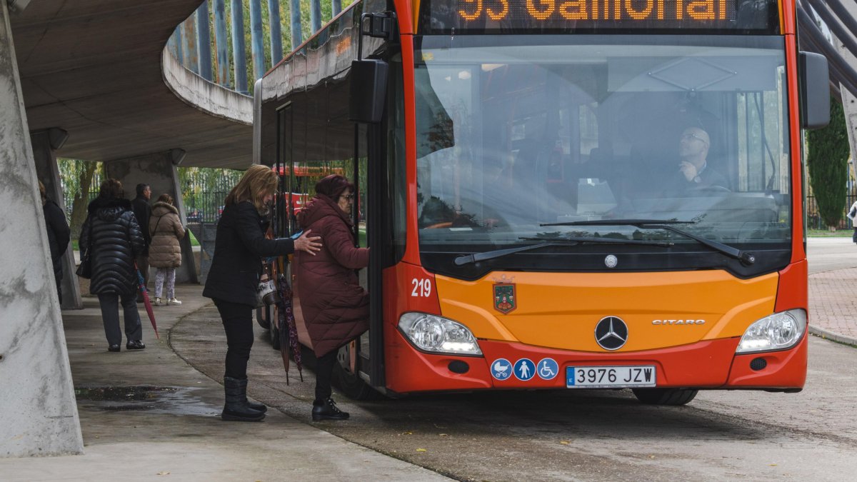 Los autobuses salían hacia gamonal, carretera de arcos y Plaza España de manera continua.