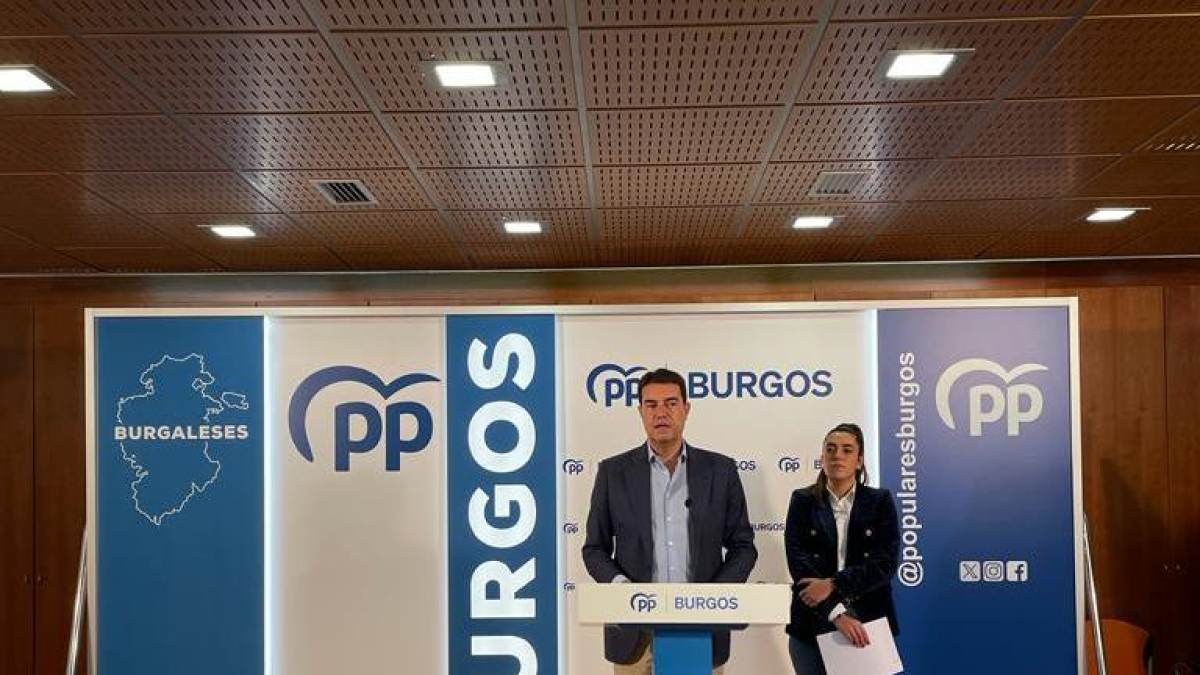 Ángel Ibáñez y Andrea Ballesteros, en la sede del PP de Burgos, presentan la concentración contra la ley de amnistía.