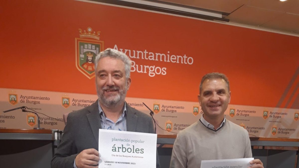 Carlos Niño, concejal de Medio Ambiente, y Roberto Lozano, de la Fundación Oxígeno, presentaron la actividad de voluntariado para este sábado, 18 de noviembre.