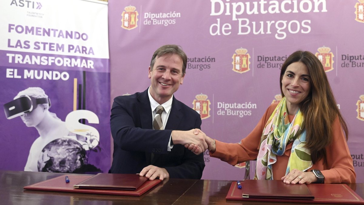 Borja Suárez y Verónica Pascual firman el acuerdo.