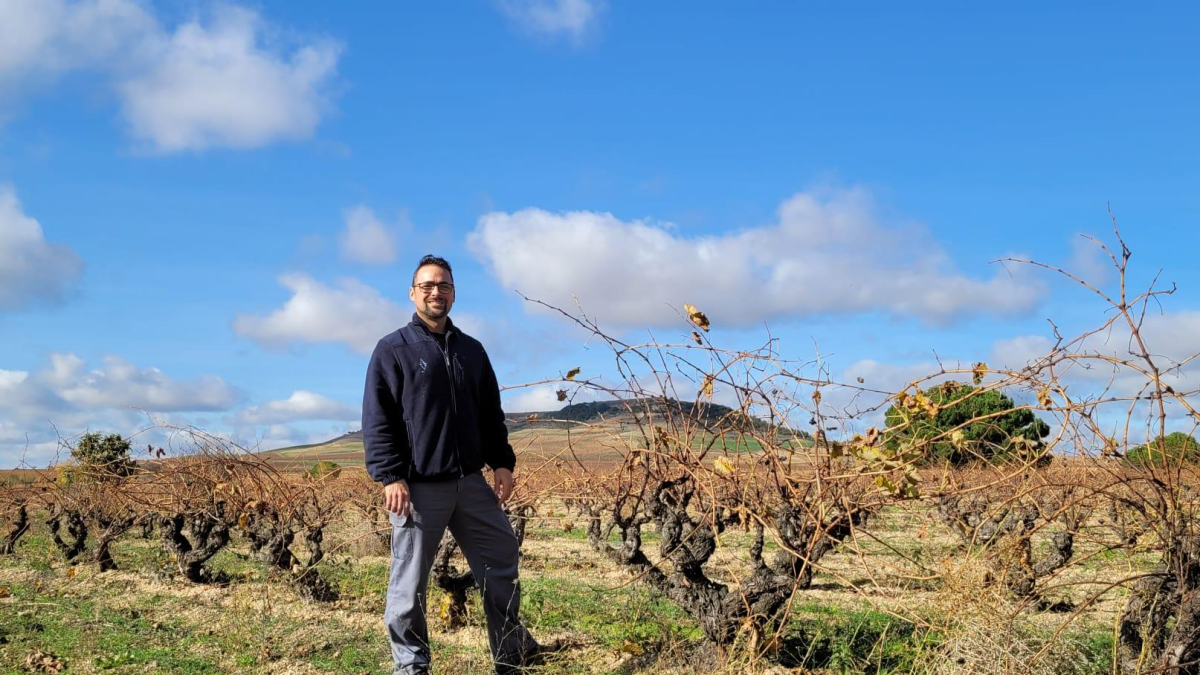 Antonio de la Fuente posa en una de las parcelas que trabaja en la Ribera del Duero