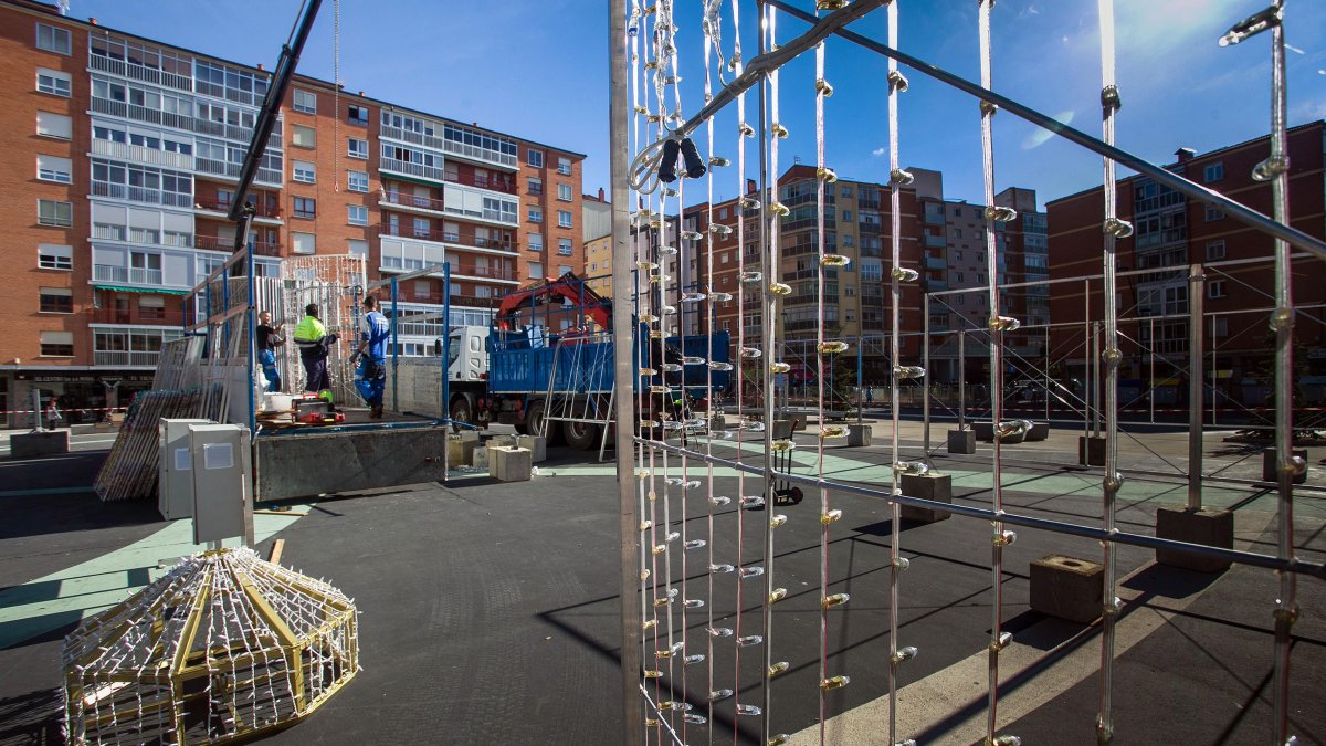 Montaje de uno de los elementos decorativos en la plaza Santiago de Burgos.