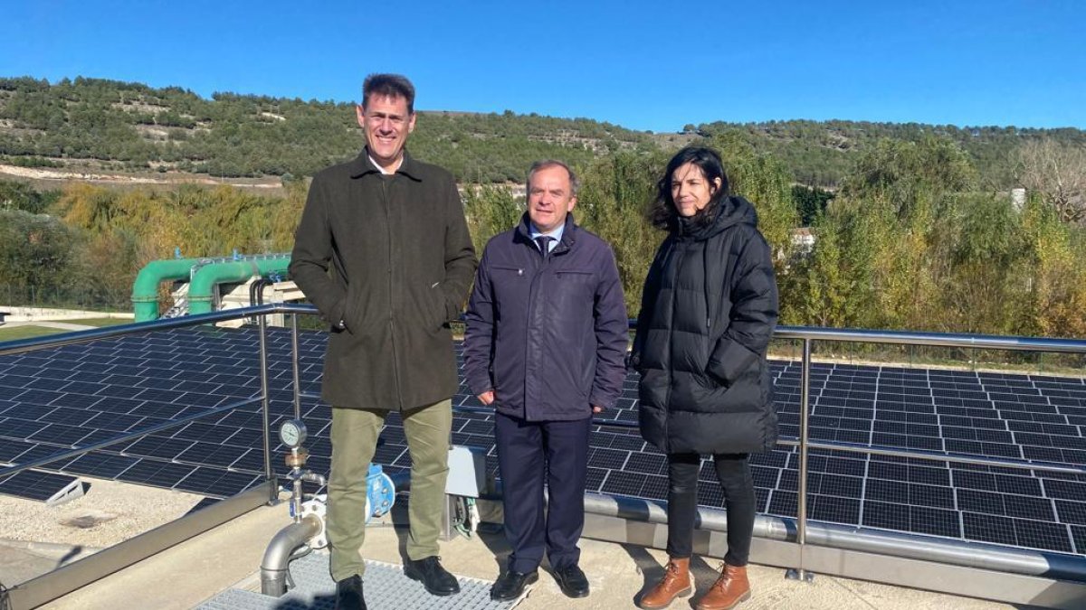 Antonio García Pastrana, gerente de Aguas de Burgos, con el concejal Fernando Martínez-Acitores (Vox), y la directora técnica de Aguas, Miriam Fernández Lara.
