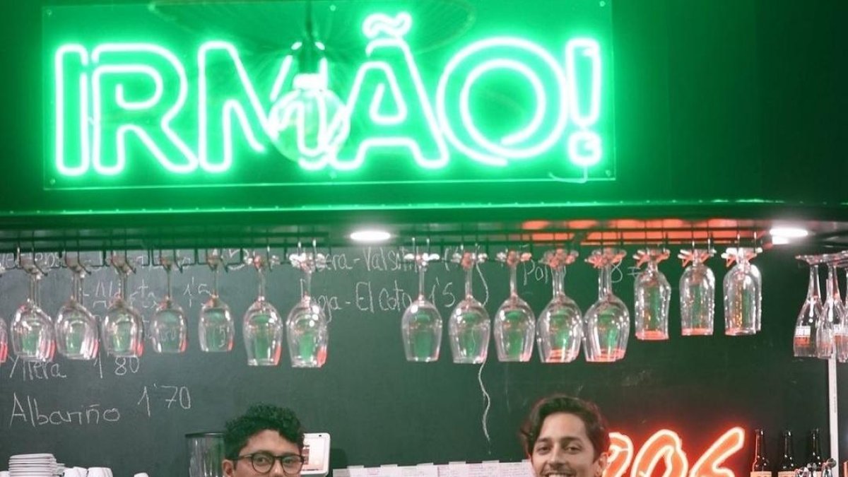 Lucas y Rafa detrás de la barra de la cantina.