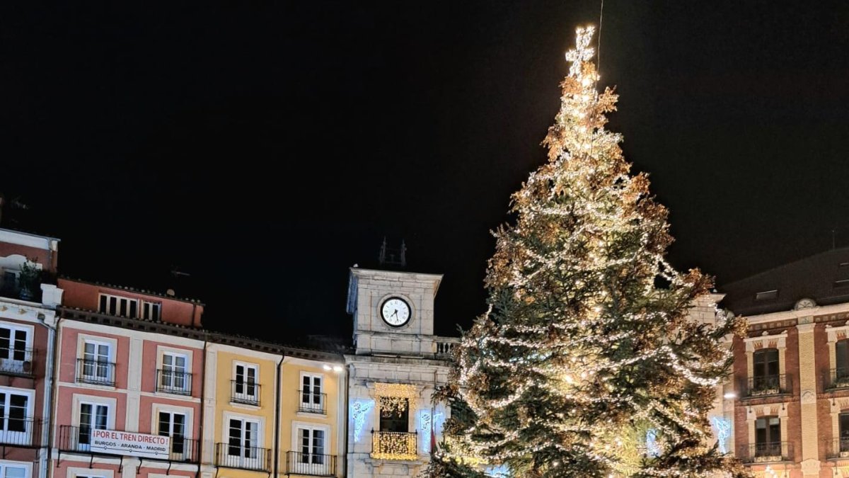 Estampa navideña en la Plaza Mayor de la capital burgalesa.