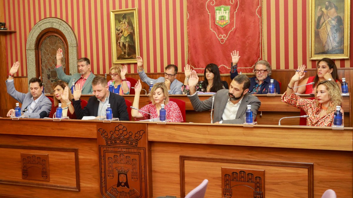 Concejales socialistas durante un Pleno del Ayuntamiento de Burgos.
