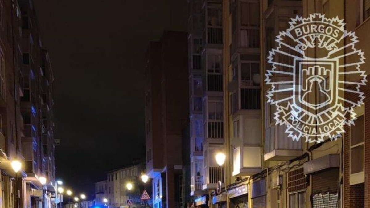 Un conductor borracho estampa su furgoneta contra siete vehículos aparcados.