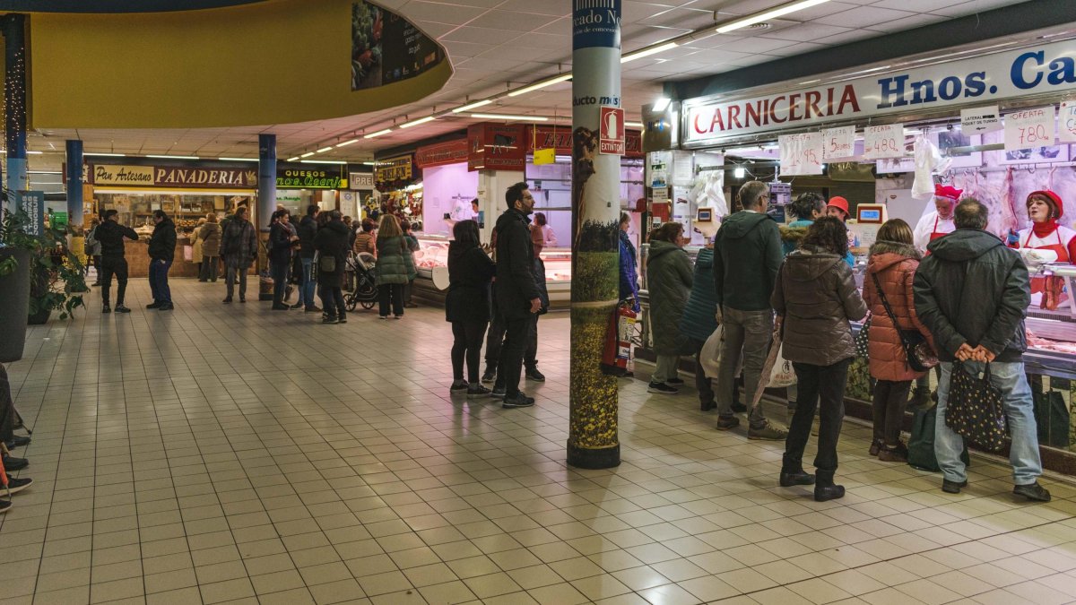 Un grupo de clientes en la primera planta del Mercado Norte de Burgos.