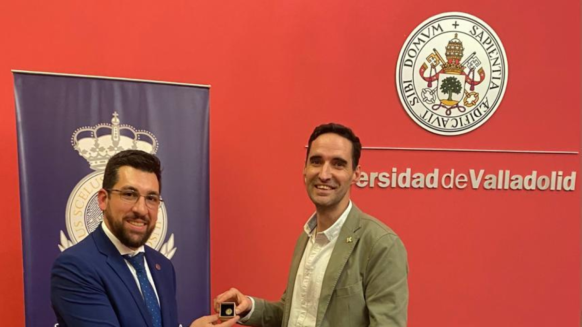 Álvaro Martínez Arroyo recibe el reconocimiento.