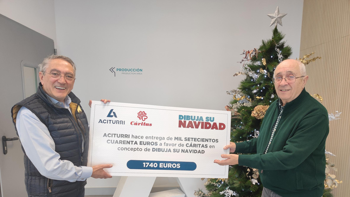 Pobes (dcha) recibe el cheque en nombre de Cáritas Miranda de manos del presidente de Aciturri, Ginés Clemente.