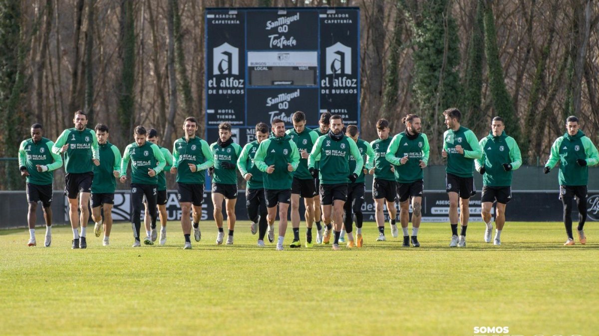 Entrenamiento de la plantilla blanquinegra en Castañares.