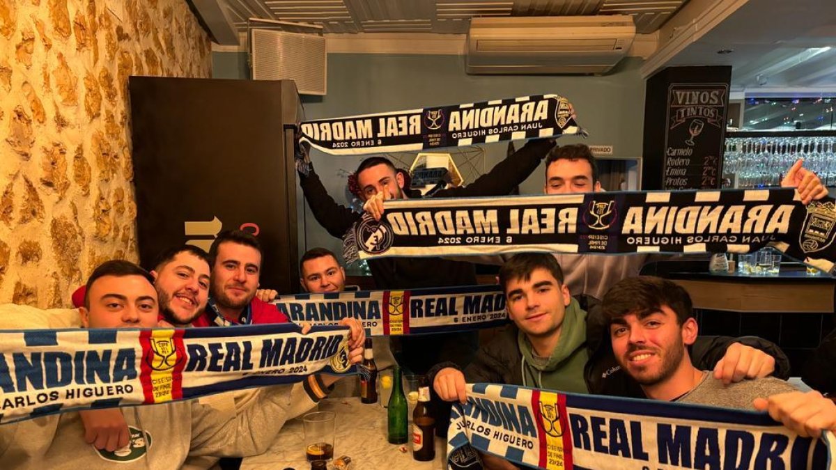 Un grupo de jóvenes disfrutan de la tarde antes de ir al partido