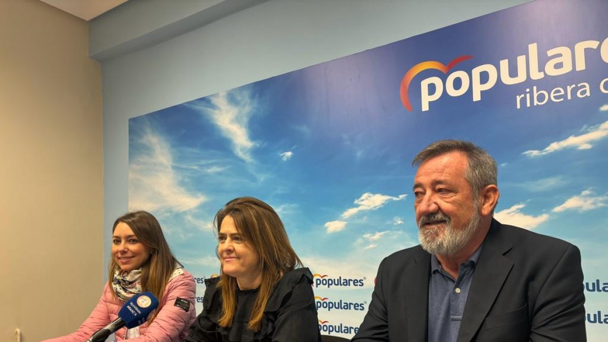 Cristina Valderas junto a los concejales, Virginia Martínez y José María Jimeno