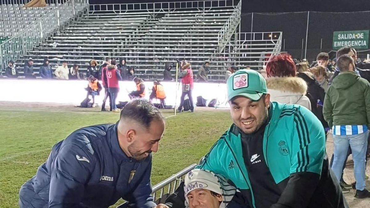 Pesca entrega la camiseta que le ha conseguido al hermano de su amigo, que padece una enfermedad rara