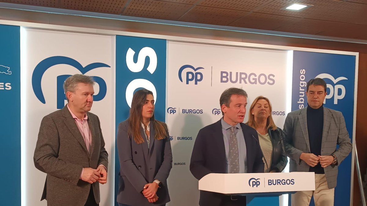Javier Lacalle, Andrea Ballesteros, Borja Suárez, Inmaculada Ranedo y Ángel Ibáñez, en la sede del PP de Burgos.