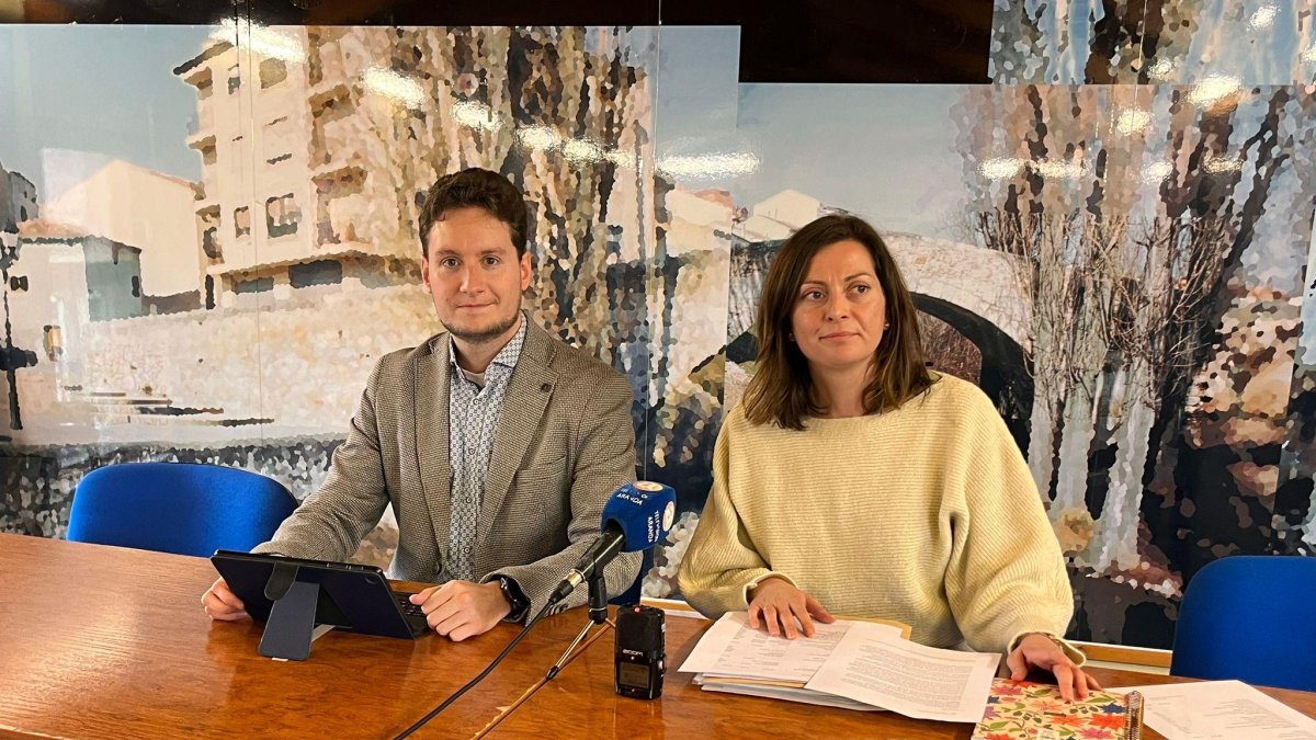 El alcalde de Aranda, Antonio Linaje, junto a la concejala de Deportes, Belén Esteban