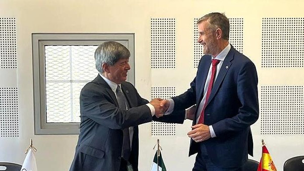eEl rector burgalés Manuel Pérez Mateos y su homólogo mexicano, Fernando León García.