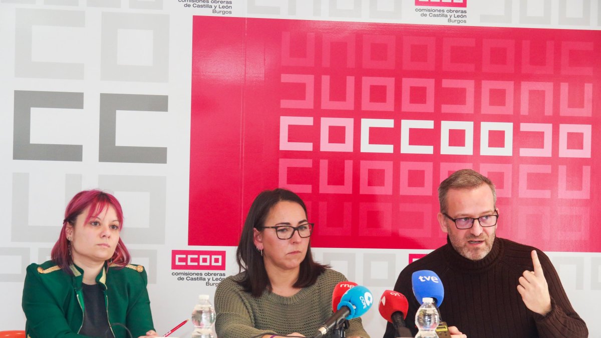 Elena Pascual, Leticia Ruiz y Jesús Moradillo, de la Federación de Enseñanza de CCOO Burgos.
