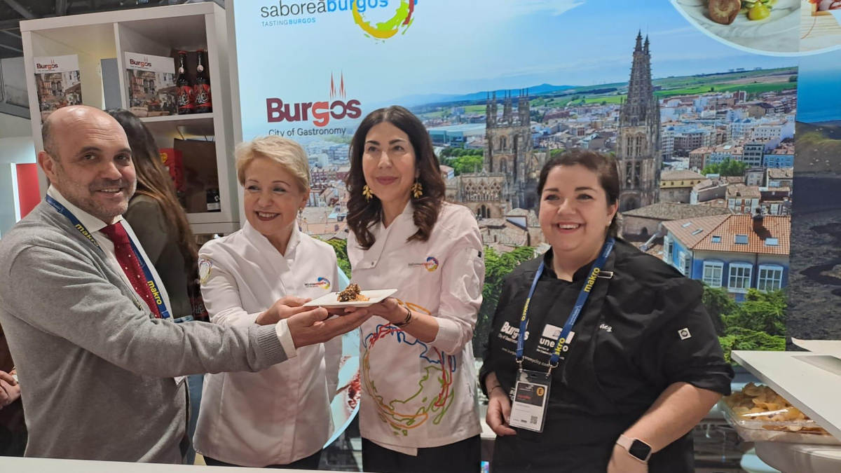 El concejal de Turismo con un grupo de profesionales en el stand de Burgos.