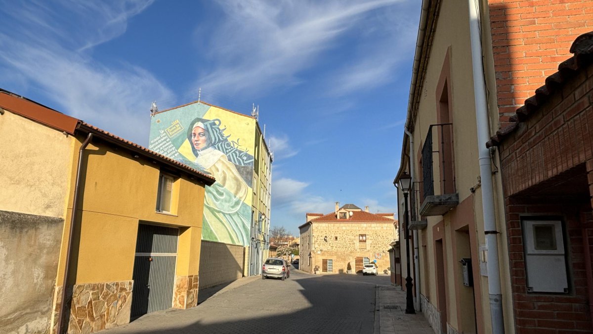 El edificio se encuentra en la plaza Curato y cuenta con un mural artístico