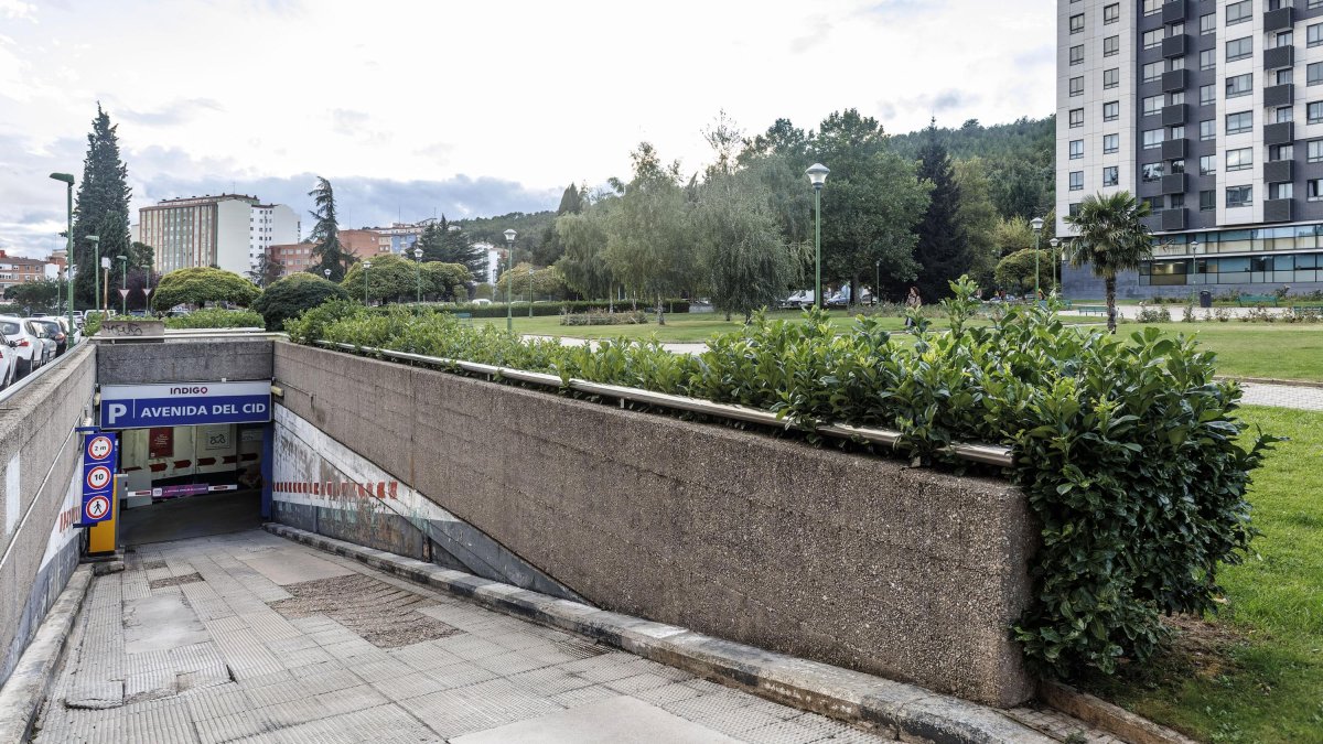 Vía de acceso al parking de la avenida del Cid, junto al ya desaparecido hospital Yagüe.