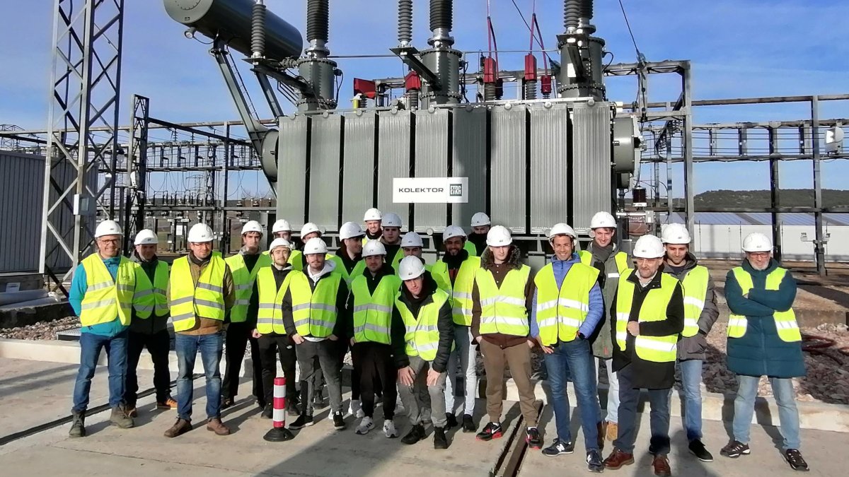 Los alumnos del CIFP Simón de Colonia posan en las instalaciones de i-DE, distribuidora de Iberdrola.
