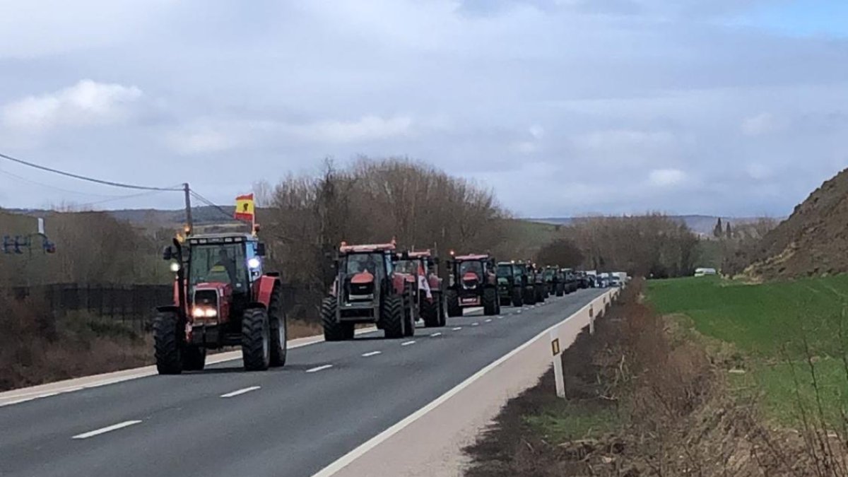 Marcha lenta de tractores en la N-120.
