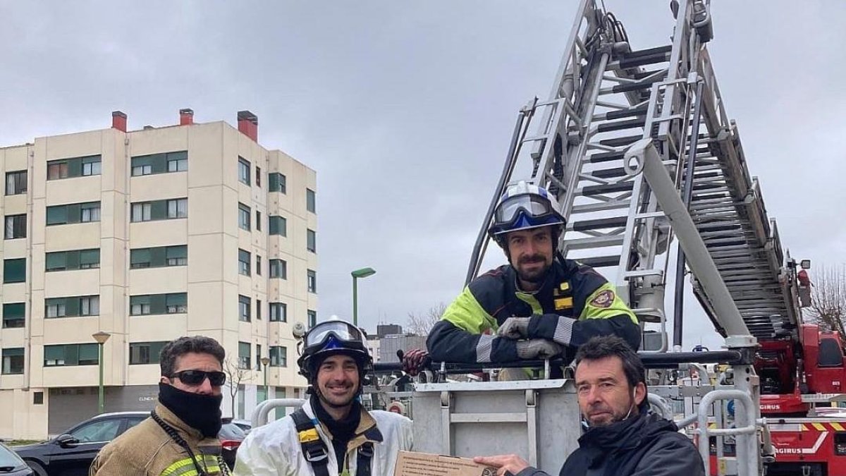 Imagen difundida por los bomberos tras el rescate de Castor en la calle Averroes.