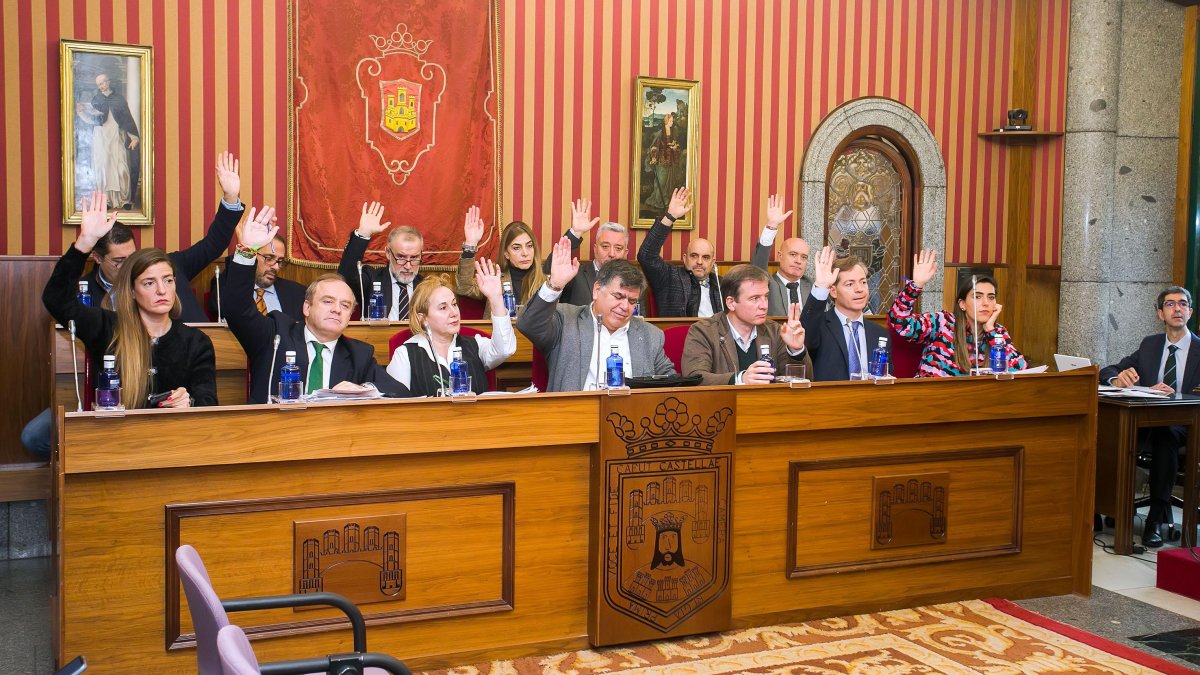 Bancada del PP y Vox durante un pleno del Ayuntamiento de Burgos.