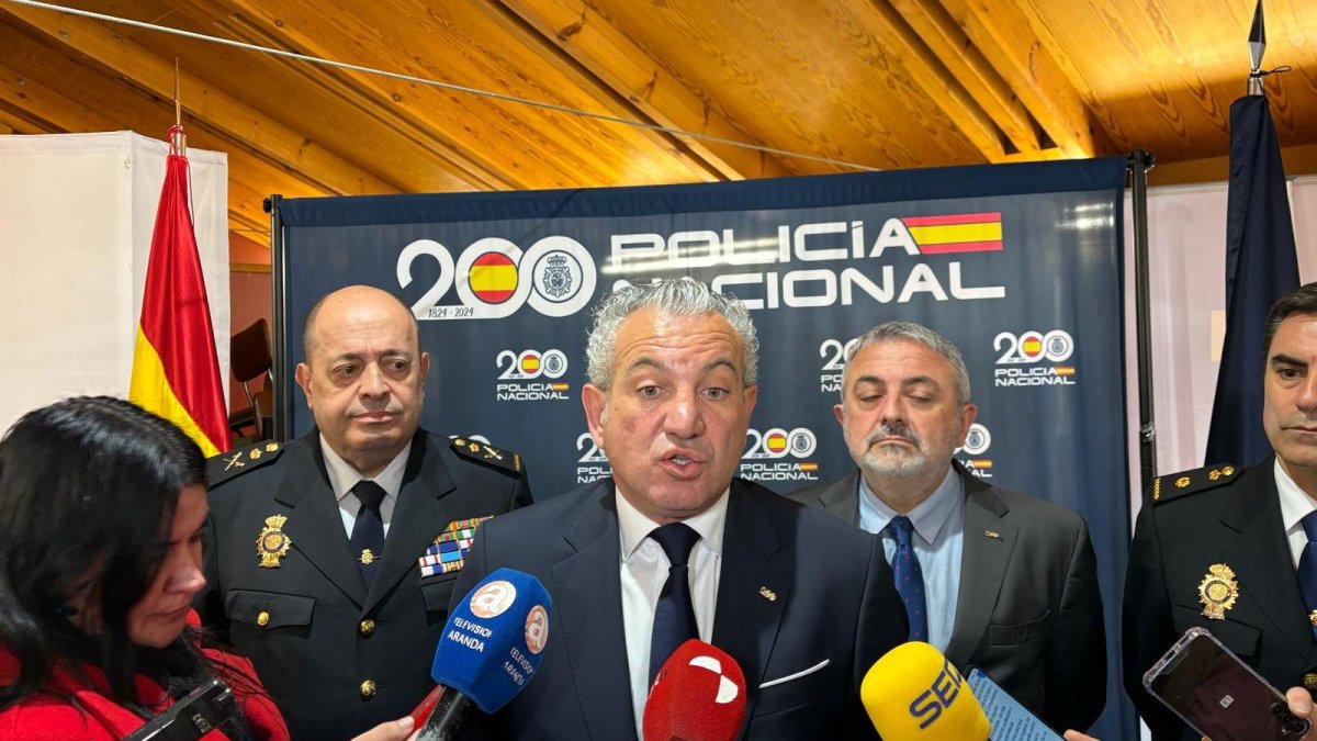 El delegado del Gobierno en Castilla y León, Nicanor Sen, durante su encuentro con la prensa