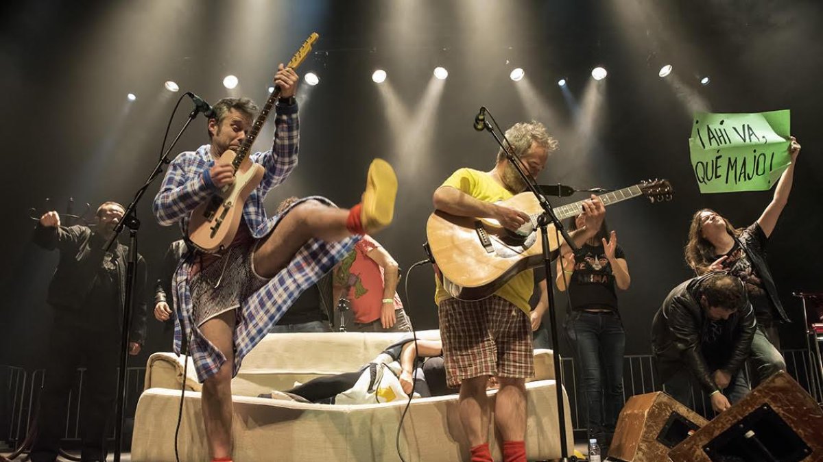 Los Gandules, en pie pero bien cerca de su sofá, durante uno de sus apoteósicos directos.