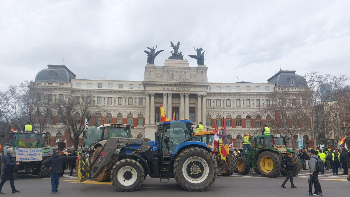 Tractores burgaleses frente al Ministerio de Agricultura.