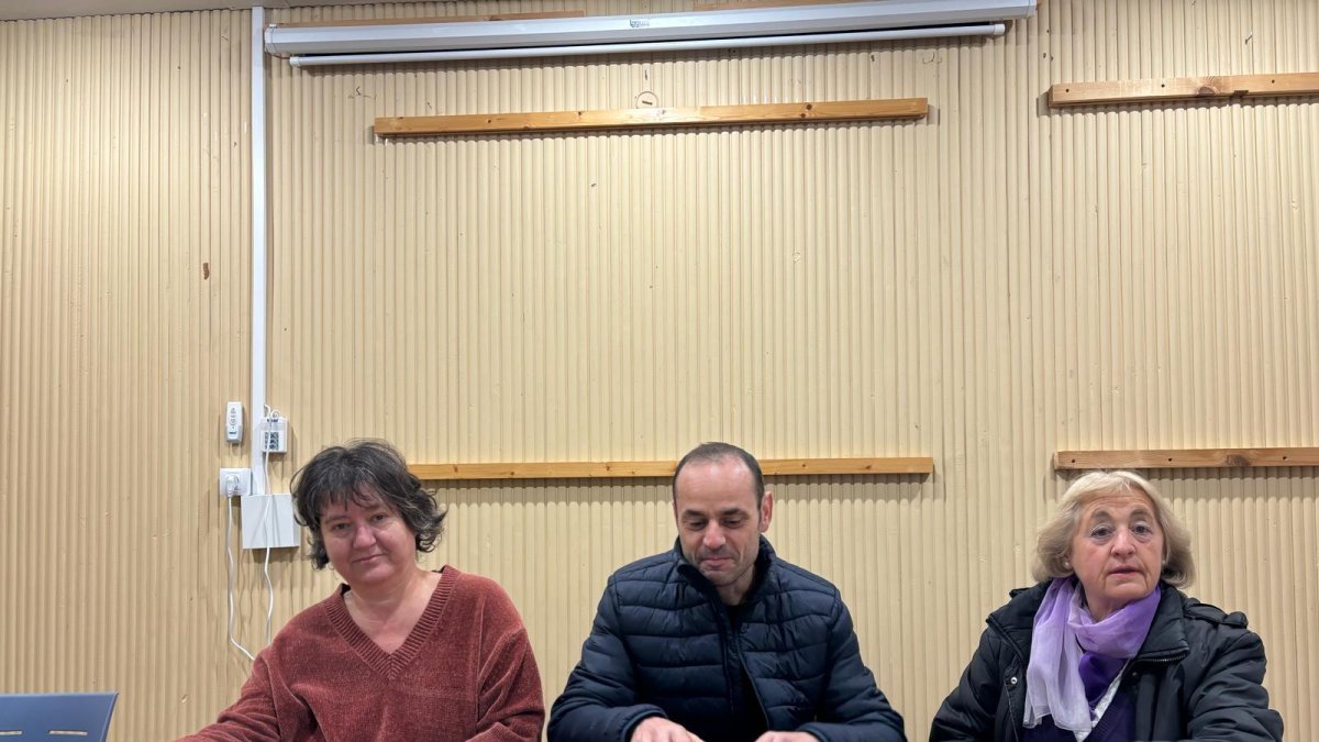 El presidente de la Plataforma por el Tren, Jorge Núñez con Pilar Juez y Begoña Cisneros